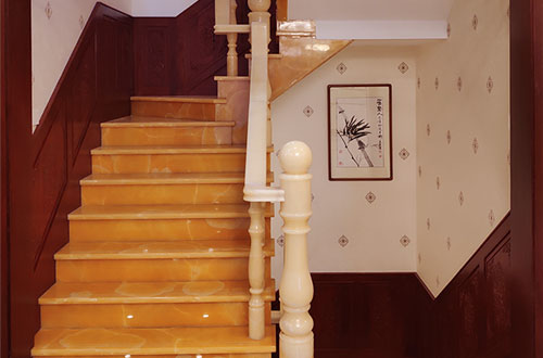 绛县中式别墅室内汉白玉石楼梯的定制安装装饰效果